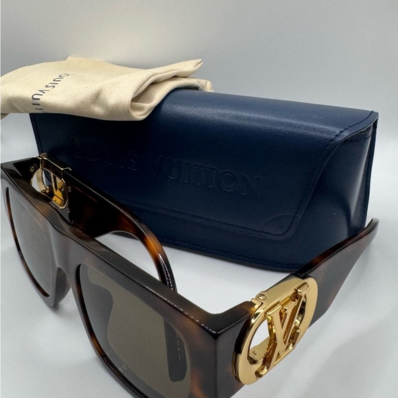 Louis Vuitton LV Link Tortoise Sunglasses with LV Gold Detailing - Picture 1 of 7